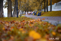 Осень. Пермь, сквер, девушки, прогулка, люди, парк, листва, досуг, женщины, отдых, осень