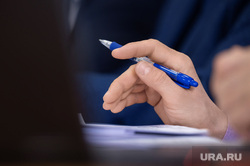Пресс-конференция по профилактике кибермошенничества. Пермь, конференция, депутат, ручка, совещание, чиновник, бизнесмен, документы, заседание, собрание, мужчина, форум, руки