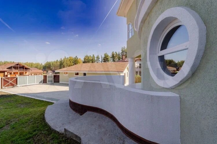 Коттедж расположен в поселке бизнес-класса
