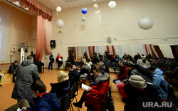 Приём заявок на поступление в первый класс в школах Екатеринбурга, актовый зал, экран, черно белое кино, чб кино, добро пожаловать или посторонним вкход воспрещен