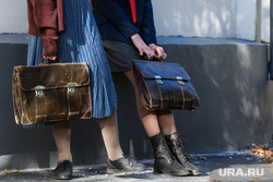 Пресс-день на съемочной площадке фильма «Бажов. Одолженное время». Екатеринбург , ноги, школьницы, девушки, ретро, портфели