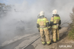 Пожар на окраине Уралмаша. Екатеринбург , мчс, дым, пожар, покрышки, тушение огня, огонь, сотрудники мчс, чс, возгорание, покрышки автомобильные, пожарные