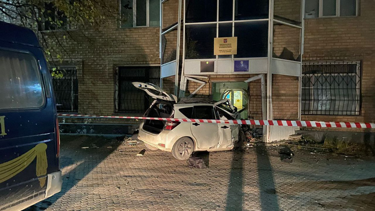 Водитель въехал в административное здание