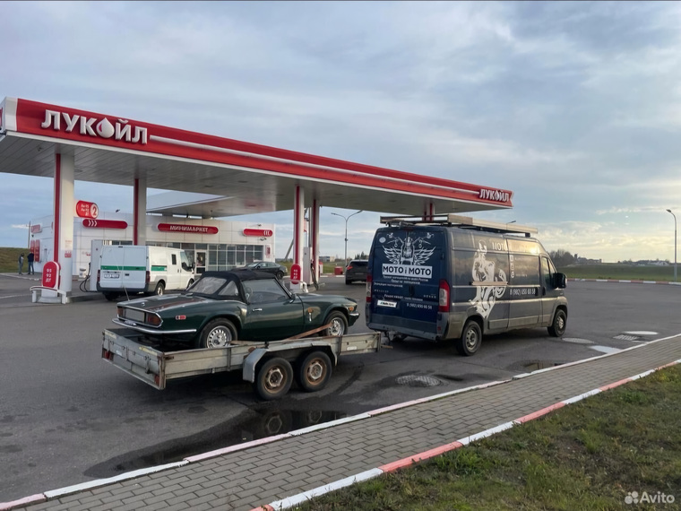 По России ретро-кабриолет ехал на прицепе