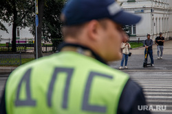 Проверка соблюдения пользователями самокатов правил движения по городу. Екатеринбург , пешеходный переход, зебра, рейд, гибдд, инспектор дпс, электросамокат