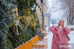 Новогоднее украшение заведений. Екатеринбург, снег, девушка, зима, гастроли, новогоднее оформление, новогоднее настроение, новогоднее украшение, праздники
