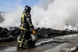 Пожар на окраине Уралмаша. Екатеринбург , мчс, дым, пожар, покрышки, тушение огня, огонь, сотрудники мчс, чс, возгорание, покрышки автомобильные, пожарные