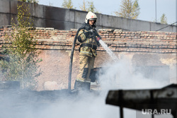 Пожар на окраине Уралмаша. Екатеринбург , мчс, дым, пожар, покрышки, тушение огня, огонь, сотрудники мчс, чс, возгорание, покрышки автомобильные, пожарные