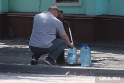 Разное. Курган, колонка, водоколонка, бутылки с водой, вода