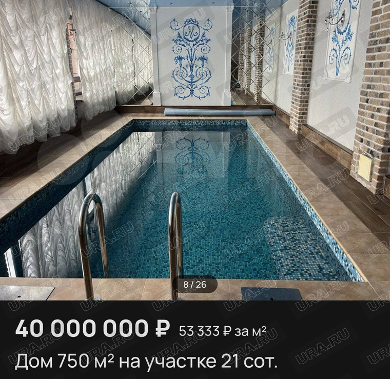 В коттедже есть бассейн