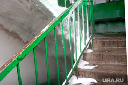 Дом по ул Половинская 8а Курган, подъезд, холодно