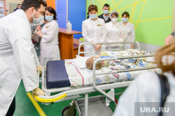 Ирина Текслер передала в детскую больницу наборы для экспресс-тестирования на выявление антигена коронавируса. Челябинск , ребенок, больной, врач, травматология, детская больница, доктора, пациент, каталка больничная, экстренное отделение