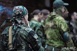 Военно-тактическая подготовка гражданского населения на полигоне. Пермь, тренировка, перекур, сигарета, противостояние, боевики, война, подготовка, конфликт, вооруженные силы, отдых, бойцы, вооруженные люди, вооруженный человек, солдат, мобилизация, сво, наемники, военный, бойцы сво