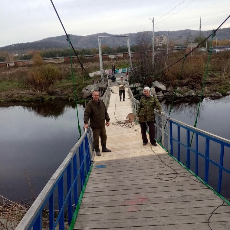 Местные жители обустроили разрушенный после прихода большой воды мост