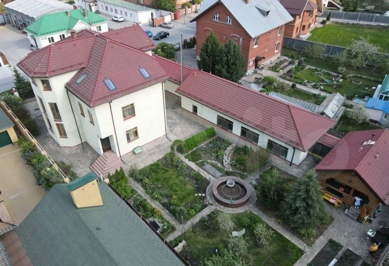 В середине участка находится фонтан