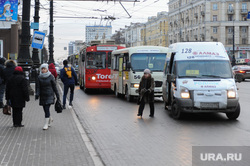 Остановка общественного транспорта на площади Революции. Челябинск, остановка общественного транспорта, маршрутка