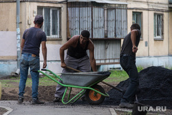 Сквер на проспекте Карла Маркса, 164. Магнитогорск, мигранты, дорожные работы, укладка асфальта, тачка, труд, дорожное покрытие, асфальт, ремонт дороги, гастарбайтеры, рабочий с лопатой, рабочие