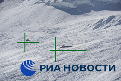Также спасатели на вертолете обнаружили рюкзак альпинистов