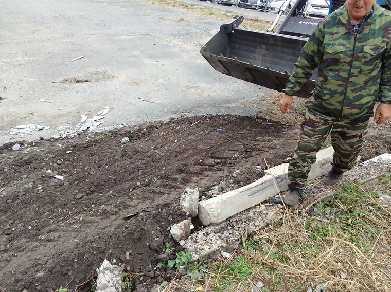 Яму после туалета засыпали коммунальщики