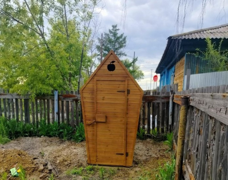 Квартирой жилье считается по документам. Туалет и вода — на улице