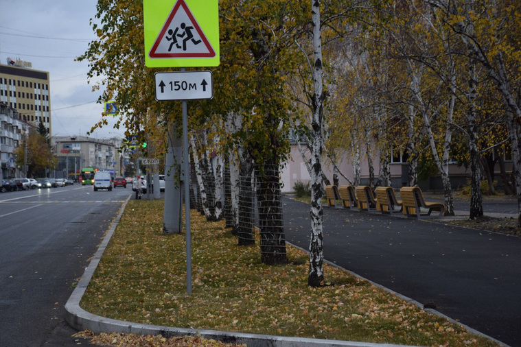 На правой стороне улицы уже уложили газон