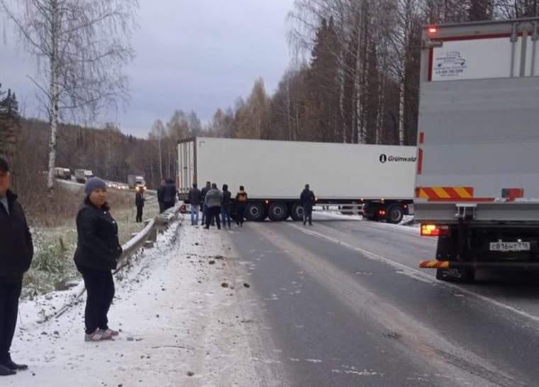 Фура перегородила дорогу в районе Сима Челябинской области. Из-за этого образовалась пробка