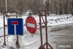 Провал мусоровоза на ул.Торговой 20. Пермь, коммунальная авария, тупик, проезд закрыт, дтп, авария, промоина, торговая улица 20