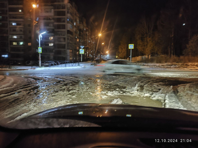 На улицах микрорайона после прорыва водопровода вода смешалась с грязью и снегом