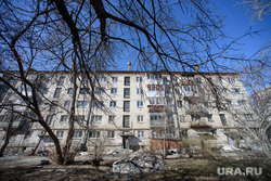 Место самоубийства бизнесмена Владимира Михеева в Университетском переулке. Екатеринбург, пятиэтажка, жилой дом