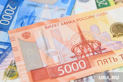 Процесс вакуумизации предметов для Капсулы времени. Екатеринбург, рубль, купюра, пять тысяч, деньги, рубли, купюры, бумажные деньги, национальная валюта, купюра5000, новые пять тысяч рублей, пять тысяч рублей