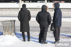 Холодная погода. Тюмень, мигранты, остановка, автобусная остановка, остановка общественного транспорта, гастарбайтеры, остановка автобусная