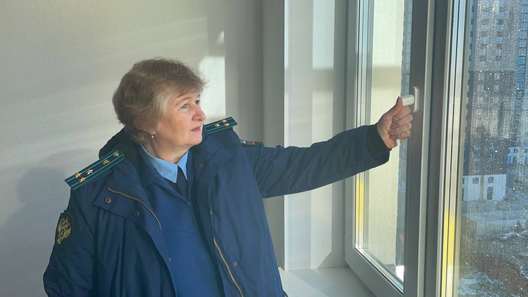 Светлана Кузнецова проверяет ход строительства дома
