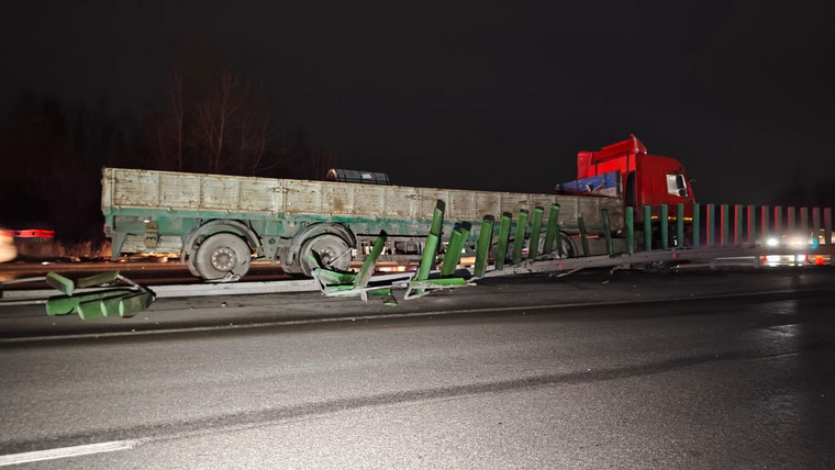 МАЗ протаранил заграждение между встречными полосами
