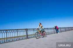 Весна в городе. Пермь, тротуар, девушка, тепло, небо, спорт, ограждение, велосипедист, город, отдых, солнечный день, велосипед, река, забор, зож, набережная, тепло в городе, кама, безоблачная погода, безоблачный день, солнечная погода