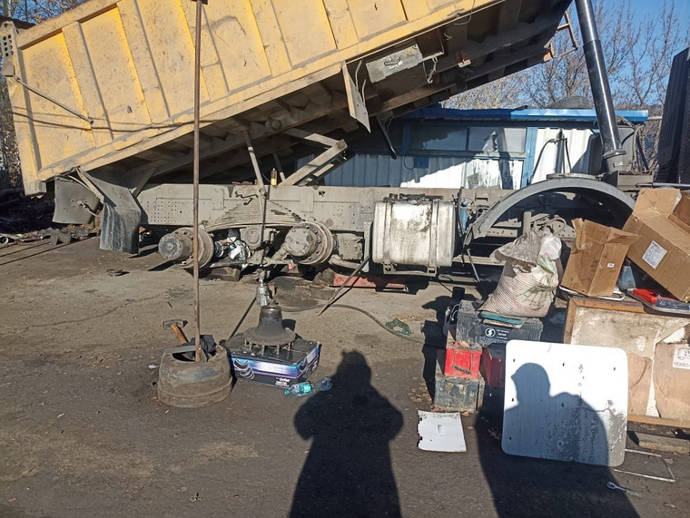 Погибший в Миассе мужчина игнорировал замечания очевидцев. Они предупреждали, что домкраты могут не выдержать