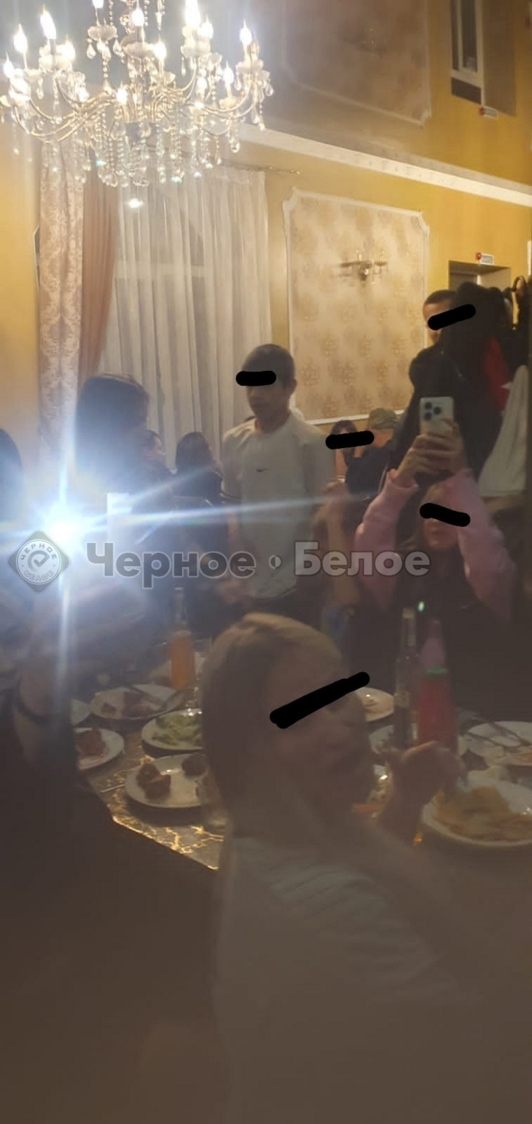 Дети пили водку вместе со взрослой женщиной