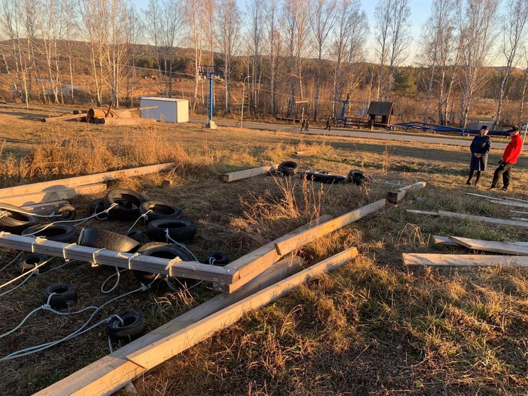 Конструкция рухнула на девочку