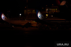 Флагманский самолет Boeing 777-300ER авиакомпании «AZUR air». Екатеринбург, уральские авиалинии, аэропорт, стоянка самолета, ночь