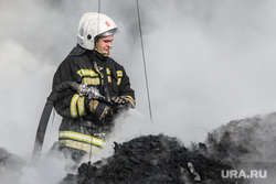 Пожар на окраине Уралмаша. Екатеринбург , мчс, дым, пожар, покрышки, тушение огня, огонь, сотрудники мчс, чс, возгорание, покрышки автомобильные, пожарные