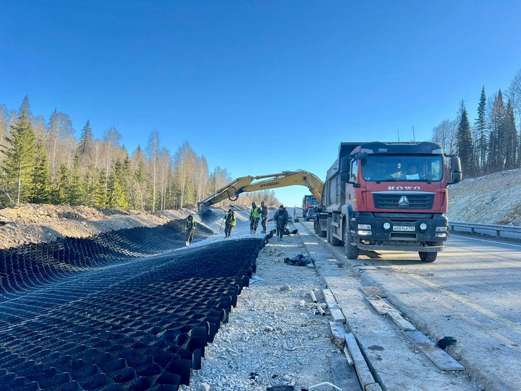 Дорожники укрепляют откосы георешеткой