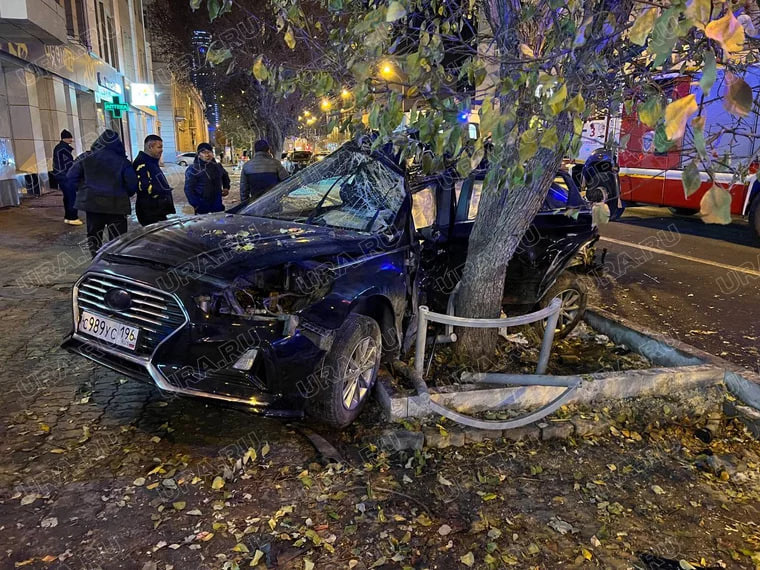 Удар пришелся на левую сторону автомобиля, где ехали таксист с пассажиркой
