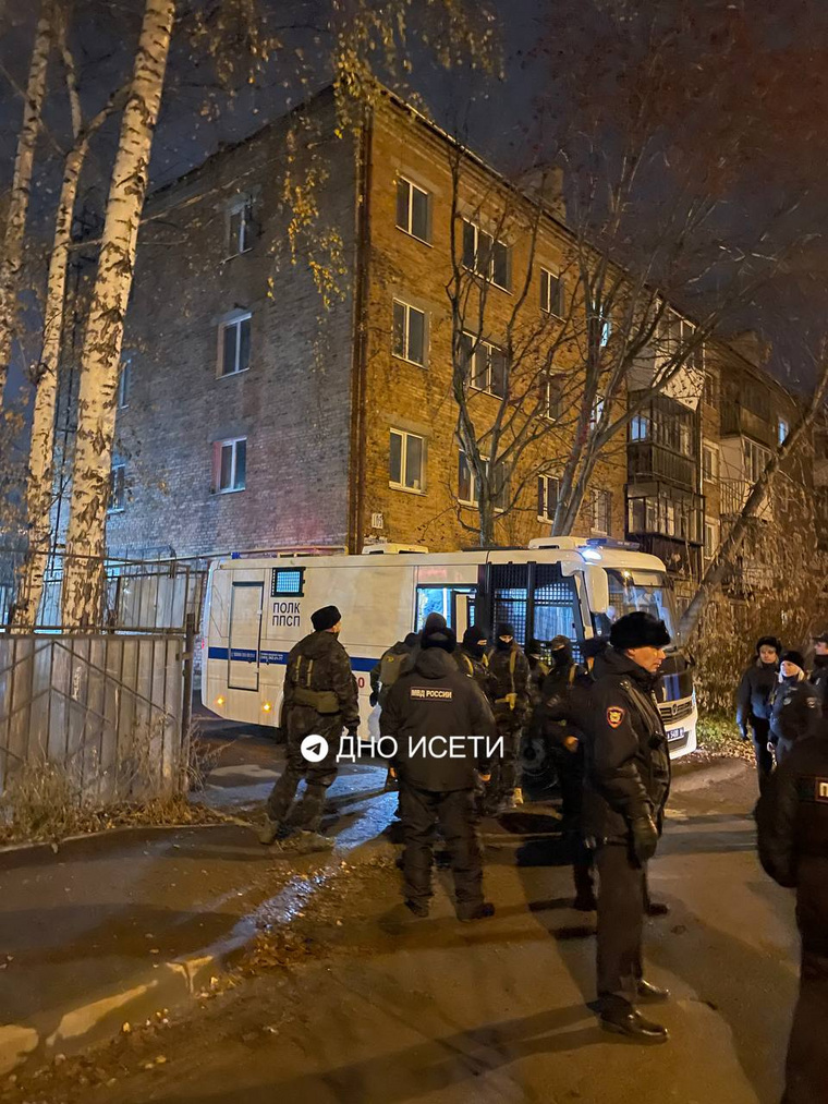 На Уралмаше заметили автозак с полицией