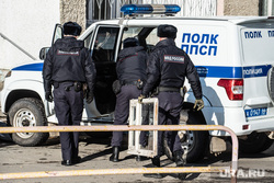 Колодец, куда провалился подросток. Екатеринбург, полицейские, силовики, сбор улик, оконная рама, полк ппсп