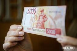 Пресс-конференция, посвященная выпуску в обращение модифицированных банкнот номиналом 5 тысяч рублей. Екатеринбург , купюра, деньги, 5000 купюры, пять тысяч рублей, подлинность