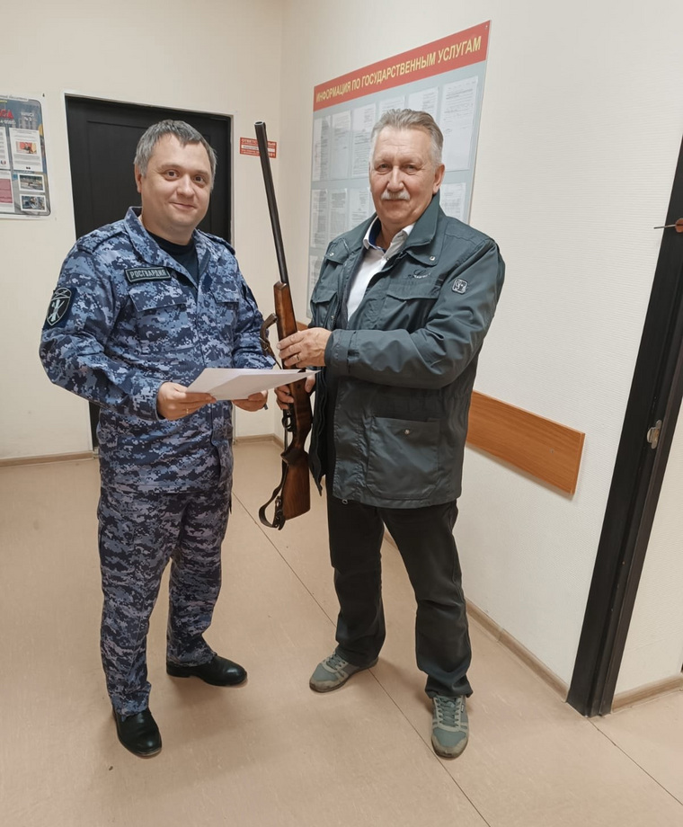 Олег Язовских оформил документы и передал в зону СВО свое охотничье ружье