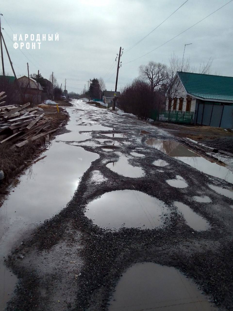 Дойти до остановки и остаться чистым на такой дороге невозможно