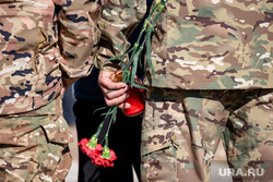 Открытие памятника героям сво на Болгарском кладбище. Пермь, гвоздики, мужчина, возложение цветов, цветы, похороны, солдат, сво