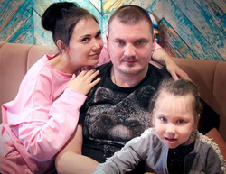 Теперь Альбина и Михаил пытаются поставить на ноги дочь