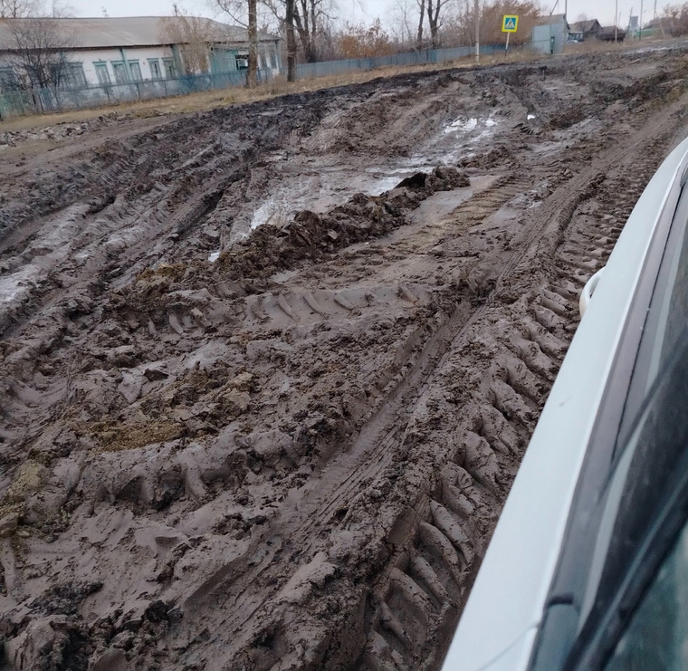 По дороге в деревне сложно проехать на легковом автомобиле