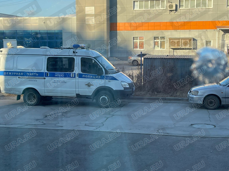 В офисе уже работают силовики